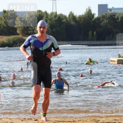 07.09.2025 - 19. Norderstedt Triathlon Luisa Fischer http://msf.ph/oto/8742093 07.09.2025 10:05:33 Schwimmen 1127, 1141 meine-sportfotos.de