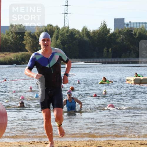 07.09.2025 - 19. Norderstedt Triathlon Luisa Fischer http://msf.ph/oto/8742099 07.09.2025 10:05:33 Schwimmen 1127, 1141 meine-sportfotos.de