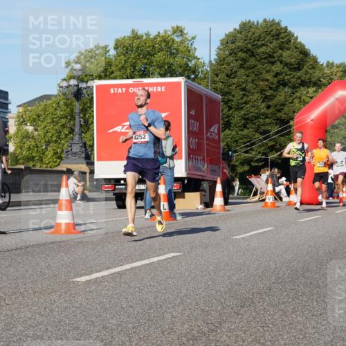 07.09.2025 - BARMER Alsterlauf Yannick Fuchs http://msf.ph/oto/8742898 07.09.2025 09:28:52 Laufen 4252 meine-sportfotos.de