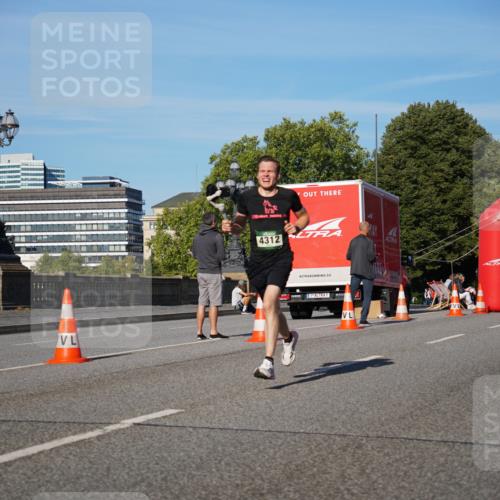 07.09.2025 - BARMER Alsterlauf Yannick Fuchs http://msf.ph/oto/8745779 07.09.2025 09:31:19 Laufen 4312, 1 meine-sportfotos.de