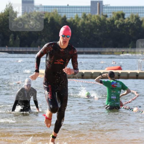 07.09.2025 - 19. Norderstedt Triathlon Luisa Fischer http://msf.ph/oto/8747685 07.09.2025 10:49:58 Schwimmen 1158, 1171, 1176 meine-sportfotos.de