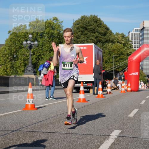 07.09.2025 - BARMER Alsterlauf Yannick Fuchs http://msf.ph/oto/8749425 07.09.2025 09:34:09 Laufen 5716 meine-sportfotos.de