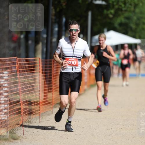07.09.2025 - 19. Norderstedt Triathlon Michael Strokosch http://msf.ph/oto/8763704 07.09.2025 12:10:47 Laufen 300, 1155 meine-sportfotos.de