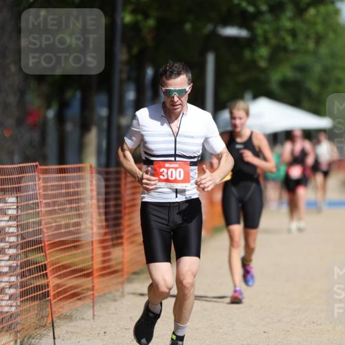 07.09.2025 - 19. Norderstedt Triathlon Michael Strokosch http://msf.ph/oto/8763711 07.09.2025 12:10:48 Laufen 300, 1155 meine-sportfotos.de
