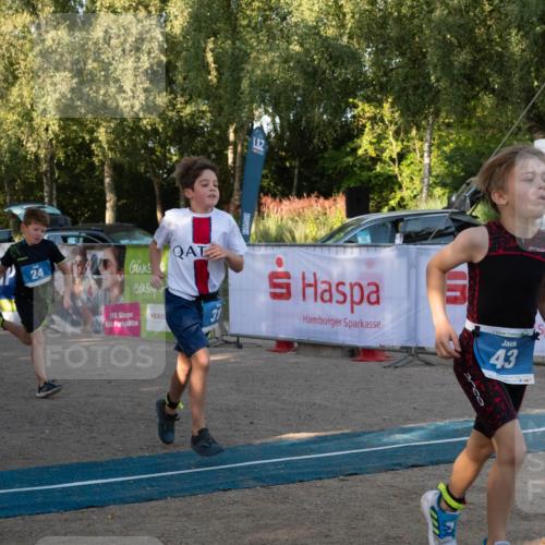 07.09.2025 - 19. Norderstedt Triathlon Zöllner http://msf.ph/oto/8768445 07.09.2025 09:17:54 Ziel 24, 31, 32, 43 meine-sportfotos.de