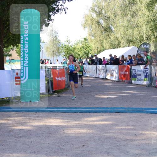 07.09.2025 - 19. Norderstedt Triathlon Zöllner http://msf.ph/oto/8770729 07.09.2025 09:48:01 Ziel 587, 591 meine-sportfotos.de