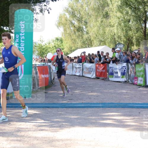 07.09.2025 - 19. Norderstedt Triathlon Zöllner http://msf.ph/oto/8772690 07.09.2025 10:51:58 Ziel 648, 673, 686 meine-sportfotos.de