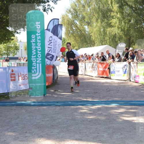 07.09.2025 - 19. Norderstedt Triathlon Zöllner http://msf.ph/oto/8779542 07.09.2025 12:39:41 Ziel 826, 849 meine-sportfotos.de