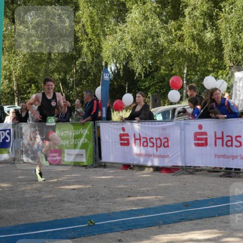 07.09.2025 - 19. Norderstedt Triathlon Zöllner http://msf.ph/oto/8780705 07.09.2025 10:55:08 Ziel 678, 1137, 1143 meine-sportfotos.de
