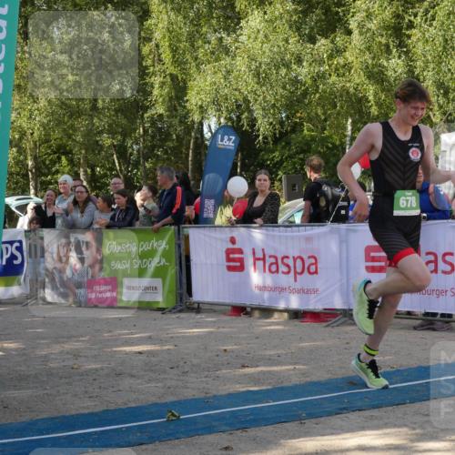 07.09.2025 - 19. Norderstedt Triathlon Zöllner http://msf.ph/oto/8780716 07.09.2025 10:55:08 Ziel 678, 1137, 1143 meine-sportfotos.de