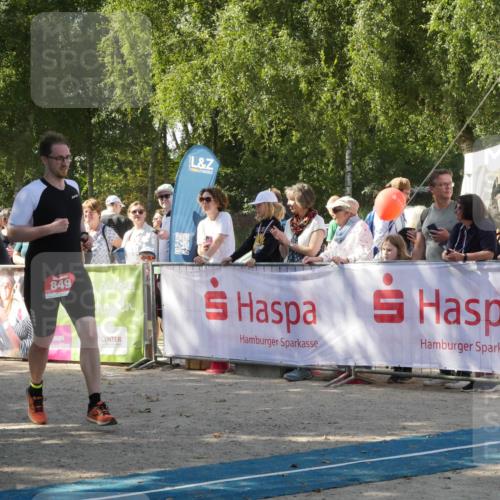 07.09.2025 - 19. Norderstedt Triathlon Zöllner http://msf.ph/oto/8785310 07.09.2025 12:39:43 Ziel 826, 849 meine-sportfotos.de
