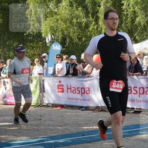 07.09.2025 - 19. Norderstedt Triathlon Zöllner http://msf.ph/oto/8785321 07.09.2025 12:39:44 Ziel 826, 849 meine-sportfotos.de