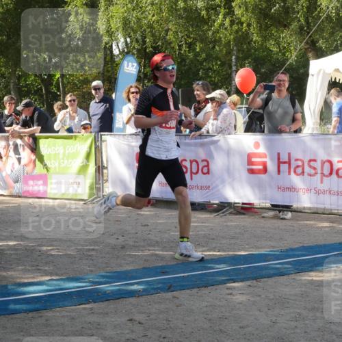 07.09.2025 - 19. Norderstedt Triathlon Zöllner http://msf.ph/oto/8785465 07.09.2025 12:42:39 Ziel 215, 1300 meine-sportfotos.de