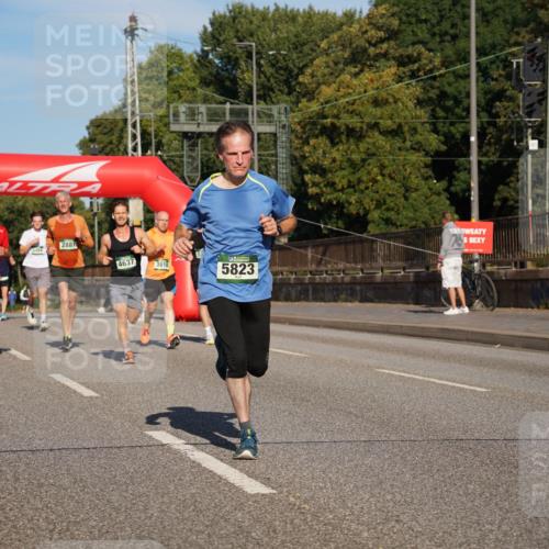 07.09.2025 - BARMER Alsterlauf Yannick Fuchs http://msf.ph/oto/8792253 07.09.2025 09:42:25 Laufen 2889, 3464, 2881, 4637, 3818, 5823, 76 meine-sportfotos.de
