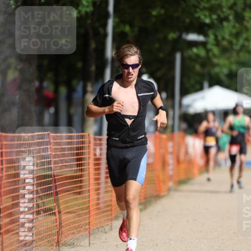 07.09.2025 - 19. Norderstedt Triathlon Michael Strokosch http://msf.ph/oto/8793932 07.09.2025 11:49:44 Laufen 770, 1184, 1383 meine-sportfotos.de