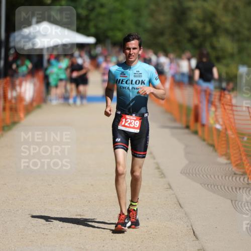 07.09.2025 - 19. Norderstedt Triathlon Michael Strokosch http://msf.ph/oto/8798181 07.09.2025 12:24:39 Laufen 826, 1239 meine-sportfotos.de