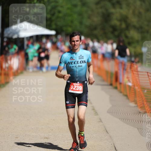 07.09.2025 - 19. Norderstedt Triathlon Michael Strokosch http://msf.ph/oto/8798184 07.09.2025 12:24:39 Laufen 826, 1239 meine-sportfotos.de