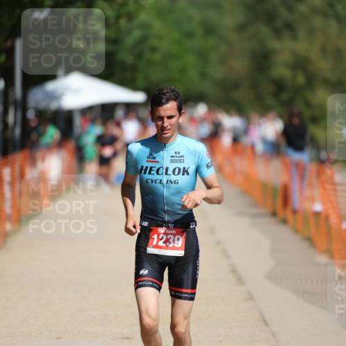 07.09.2025 - 19. Norderstedt Triathlon Michael Strokosch http://msf.ph/oto/8798196 07.09.2025 12:24:40 Laufen 826, 1239 meine-sportfotos.de