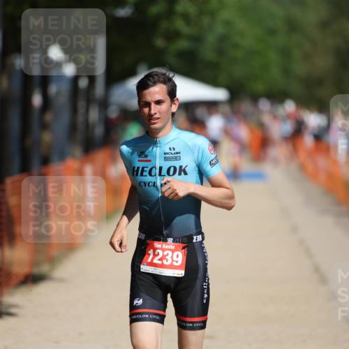 07.09.2025 - 19. Norderstedt Triathlon Michael Strokosch http://msf.ph/oto/8798211 07.09.2025 12:24:41 Laufen 826, 1239 meine-sportfotos.de