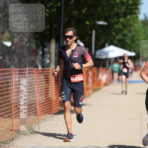 07.09.2025 - 19. Norderstedt Triathlon Michael Strokosch http://msf.ph/oto/8803452 07.09.2025 12:34:34 Laufen 226, 696, 803, 1213, 1233 meine-sportfotos.de