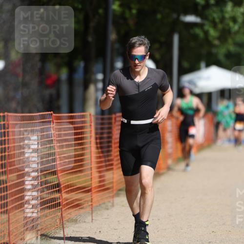 07.09.2025 - 19. Norderstedt Triathlon Michael Strokosch http://msf.ph/oto/8806332 07.09.2025 12:09:33 Laufen 859, 1383 meine-sportfotos.de