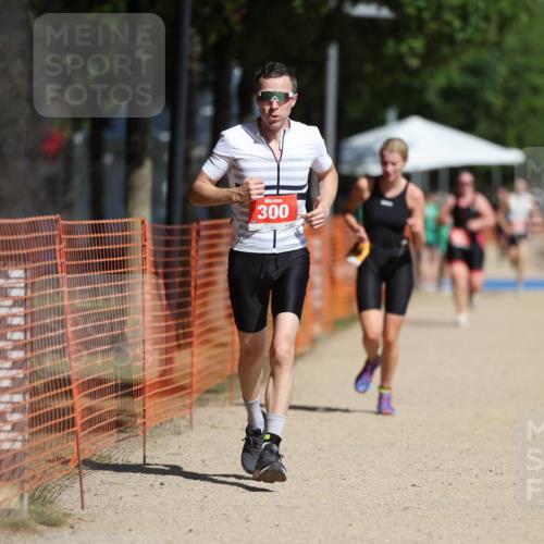 07.09.2025 - 19. Norderstedt Triathlon Michael Strokosch http://msf.ph/oto/8806846 07.09.2025 12:10:47 Laufen 300, 1155 meine-sportfotos.de