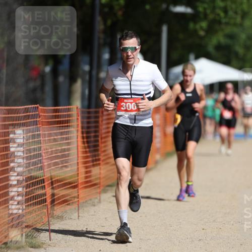 07.09.2025 - 19. Norderstedt Triathlon Michael Strokosch http://msf.ph/oto/8806852 07.09.2025 12:10:47 Laufen 300, 1155 meine-sportfotos.de