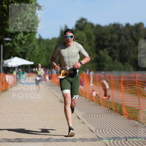 07.09.2025 - 19. Norderstedt Triathlon Michael Strokosch http://msf.ph/oto/8807540 07.09.2025 11:30:48 Laufen 1180, 1188 meine-sportfotos.de