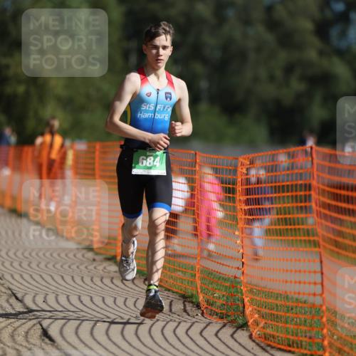 07.09.2025 - 19. Norderstedt Triathlon Michael Strokosch http://msf.ph/oto/8812446 07.09.2025 10:43:23 Laufen 676, 684 meine-sportfotos.de