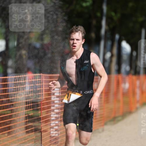 07.09.2025 - 19. Norderstedt Triathlon Michael Strokosch http://msf.ph/oto/8815813 07.09.2025 11:45:27 Laufen 1166, 1253 meine-sportfotos.de