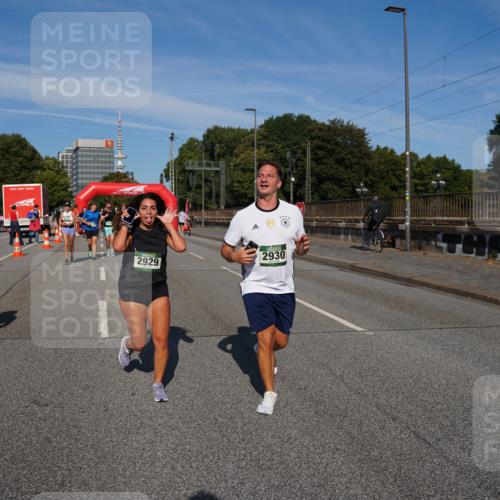 07.09.2025 - BARMER Alsterlauf Yannick Fuchs http://msf.ph/oto/8827686 07.09.2025 10:10:39 Laufen 2929, 2930 meine-sportfotos.de