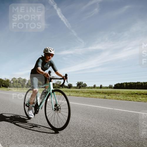 07.09.2025 - 19. Norderstedt Triathlon Michael Burmester http://msf.ph/oto/8852023 07.09.2025 11:29:31 Radfahren 185, 784, 1227 meine-sportfotos.de