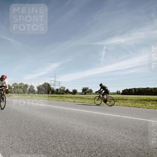 07.09.2025 - 19. Norderstedt Triathlon Michael Burmester http://msf.ph/oto/8852577 07.09.2025 11:36:39 Radfahren 826, 849 meine-sportfotos.de