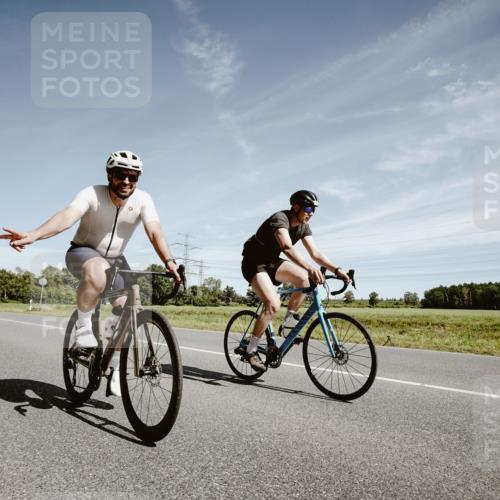 07.09.2025 - 19. Norderstedt Triathlon Michael Burmester http://msf.ph/oto/8858102 07.09.2025 12:30:01 Radfahren 145, 177, 251, 737, 811 meine-sportfotos.de
