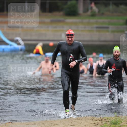 14.09.2025 - Stadtparktriathlon Michael Strokosch http://msf.ph/oto/8862499 14.09.2025 09:51:21 Schwimmen 542, 581 meine-sportfotos.de
