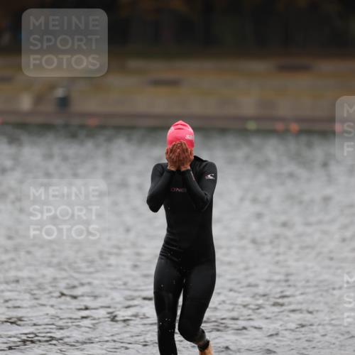 14.09.2025 - Stadtparktriathlon Michael Strokosch http://msf.ph/oto/8862766 14.09.2025 10:11:04 Schwimmen 664, 674 meine-sportfotos.de