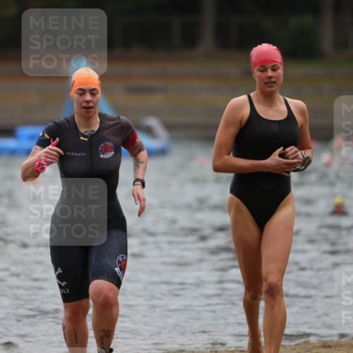 14.09.2025 - Stadtparktriathlon Michael Strokosch http://msf.ph/oto/8862866 14.09.2025 10:12:21 Schwimmen 667, 676 meine-sportfotos.de