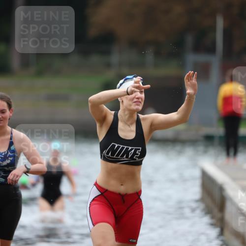 14.09.2025 - Stadtparktriathlon Michael Strokosch http://msf.ph/oto/8863028 14.09.2025 10:13:47 Schwimmen 648, 657, 694, 697, 712 meine-sportfotos.de