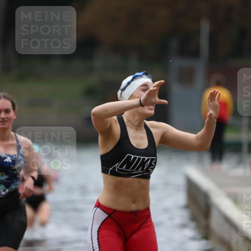 14.09.2025 - Stadtparktriathlon Michael Strokosch http://msf.ph/oto/8863030 14.09.2025 10:13:48 Schwimmen 648, 657, 694, 697, 712 meine-sportfotos.de