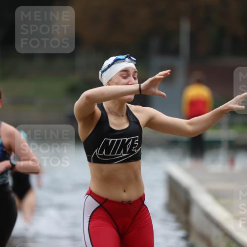 14.09.2025 - Stadtparktriathlon Michael Strokosch http://msf.ph/oto/8863031 14.09.2025 10:13:48 Schwimmen 648, 657, 694, 697, 712 meine-sportfotos.de