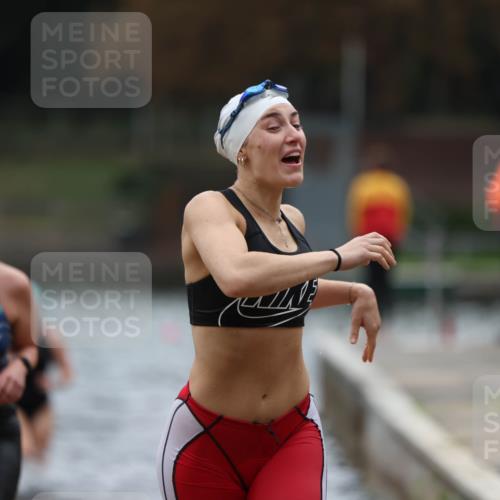 14.09.2025 - Stadtparktriathlon Michael Strokosch http://msf.ph/oto/8863033 14.09.2025 10:13:48 Schwimmen 648, 657, 694, 697, 712 meine-sportfotos.de
