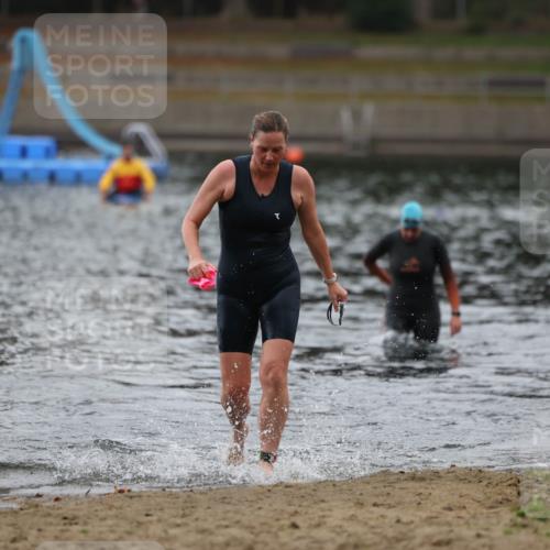 14.09.2025 - Stadtparktriathlon Michael Strokosch http://msf.ph/oto/8863339 14.09.2025 10:18:10 Schwimmen 655, 678 meine-sportfotos.de