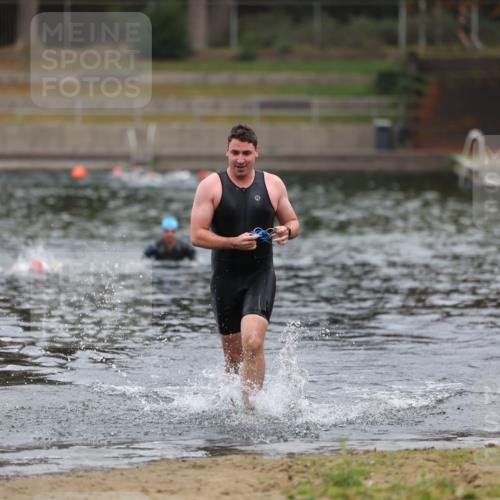 14.09.2025 - Stadtparktriathlon Michael Strokosch http://msf.ph/oto/8863412 14.09.2025 10:28:50 Schwimmen 749 meine-sportfotos.de