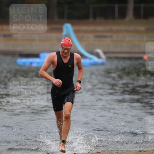 14.09.2025 - Stadtparktriathlon Michael Strokosch http://msf.ph/oto/8863448 14.09.2025 10:29:08 Schwimmen 735, 793 meine-sportfotos.de