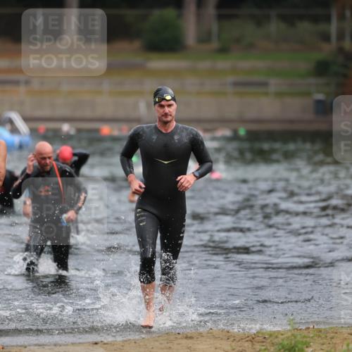 14.09.2025 - Stadtparktriathlon Michael Strokosch http://msf.ph/oto/8863504 14.09.2025 10:30:21 Schwimmen 761, 777, 798 meine-sportfotos.de