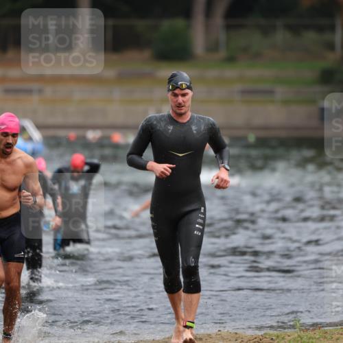 14.09.2025 - Stadtparktriathlon Michael Strokosch http://msf.ph/oto/8863509 14.09.2025 10:30:22 Schwimmen 752, 761, 777, 798 meine-sportfotos.de