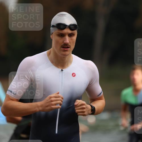 14.09.2025 - Stadtparktriathlon Michael Strokosch http://msf.ph/oto/8863571 14.09.2025 10:30:46 Schwimmen 730, 743, 767, 817 meine-sportfotos.de