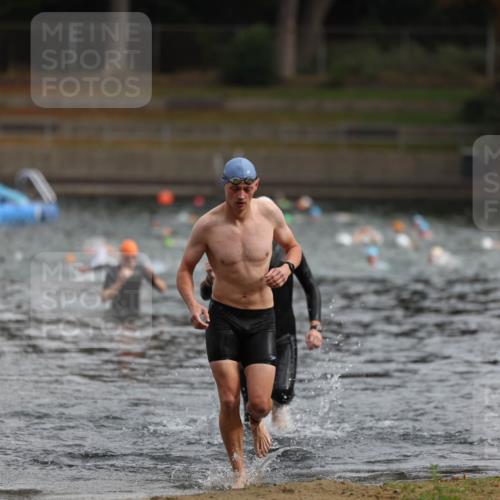 14.09.2025 - Stadtparktriathlon Michael Strokosch http://msf.ph/oto/8863619 14.09.2025 10:31:44 Schwimmen 804, 811 meine-sportfotos.de