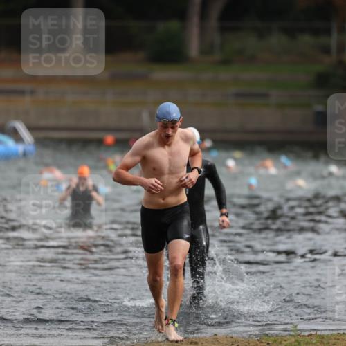14.09.2025 - Stadtparktriathlon Michael Strokosch http://msf.ph/oto/8863620 14.09.2025 10:31:44 Schwimmen 804, 811 meine-sportfotos.de