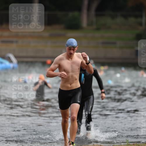14.09.2025 - Stadtparktriathlon Michael Strokosch http://msf.ph/oto/8863624 14.09.2025 10:31:45 Schwimmen 804, 811 meine-sportfotos.de